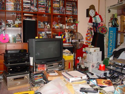 clutter-living-room